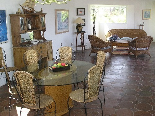 Moderna Casa en alquiler y venta, de líneas netas, en el corazón de La Barra.